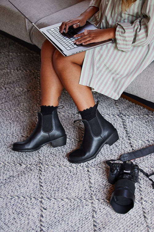 Lifestyle Women 1 image of Blundstone Women's Series #1671 in Black